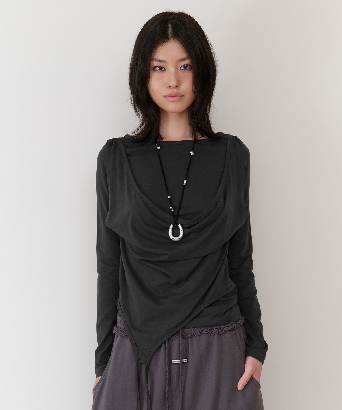 더바이닐하우스(THEVINYLHOUSE) DRAPED LAYERED LS TEE(W) CHARCOAL