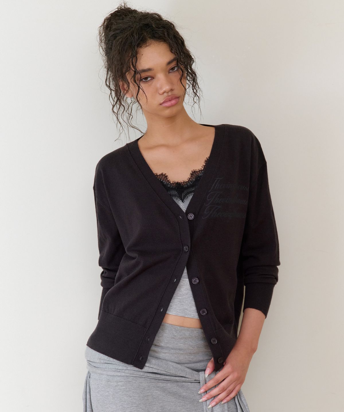 더바이닐하우스(THEVINYLHOUSE) BASIC V NECK CARDIGAN(W) BLACK