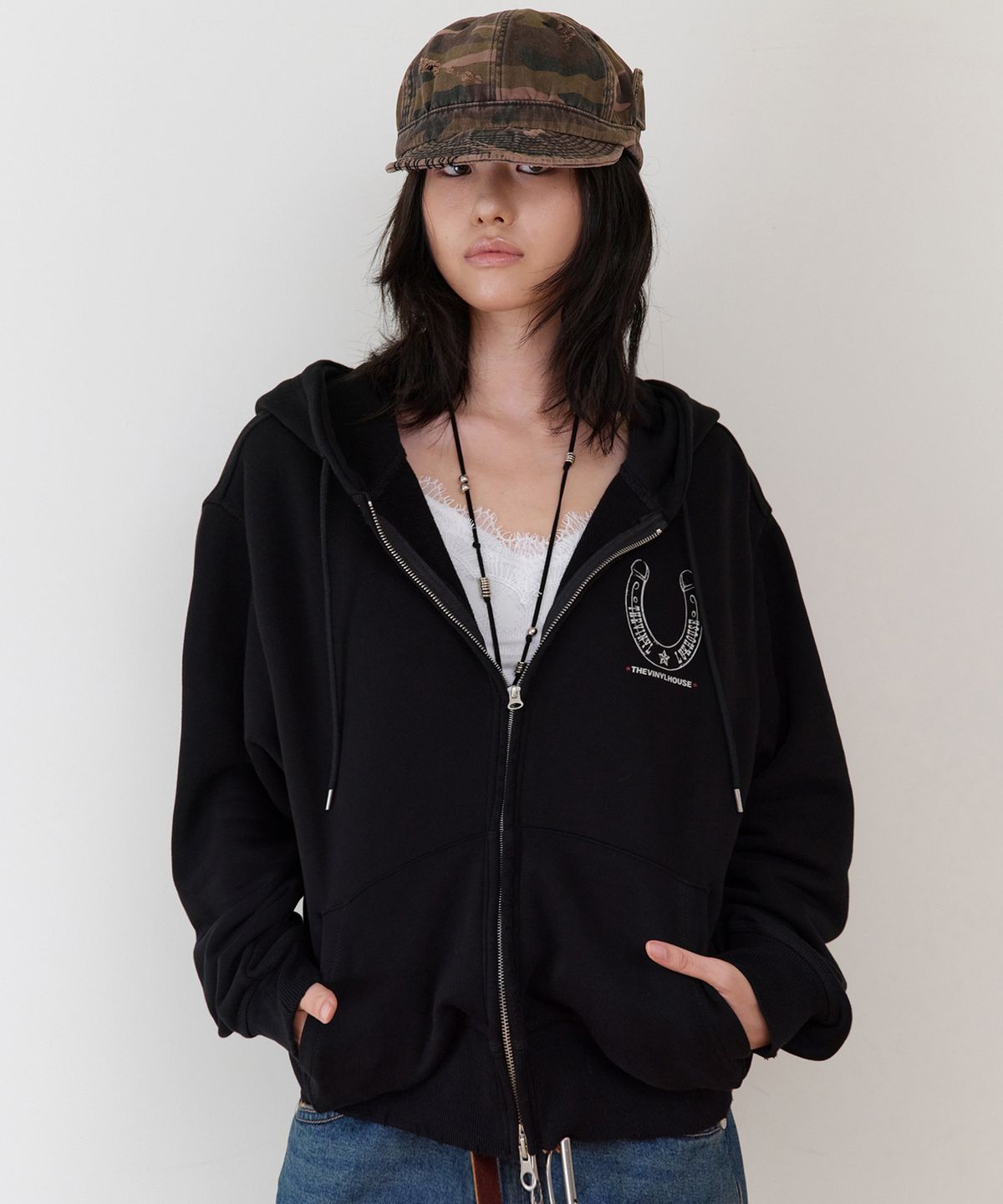 더바이닐하우스(THEVINYLHOUSE) LUCKY HOUSE HOODIE ZIP-UP BLACK