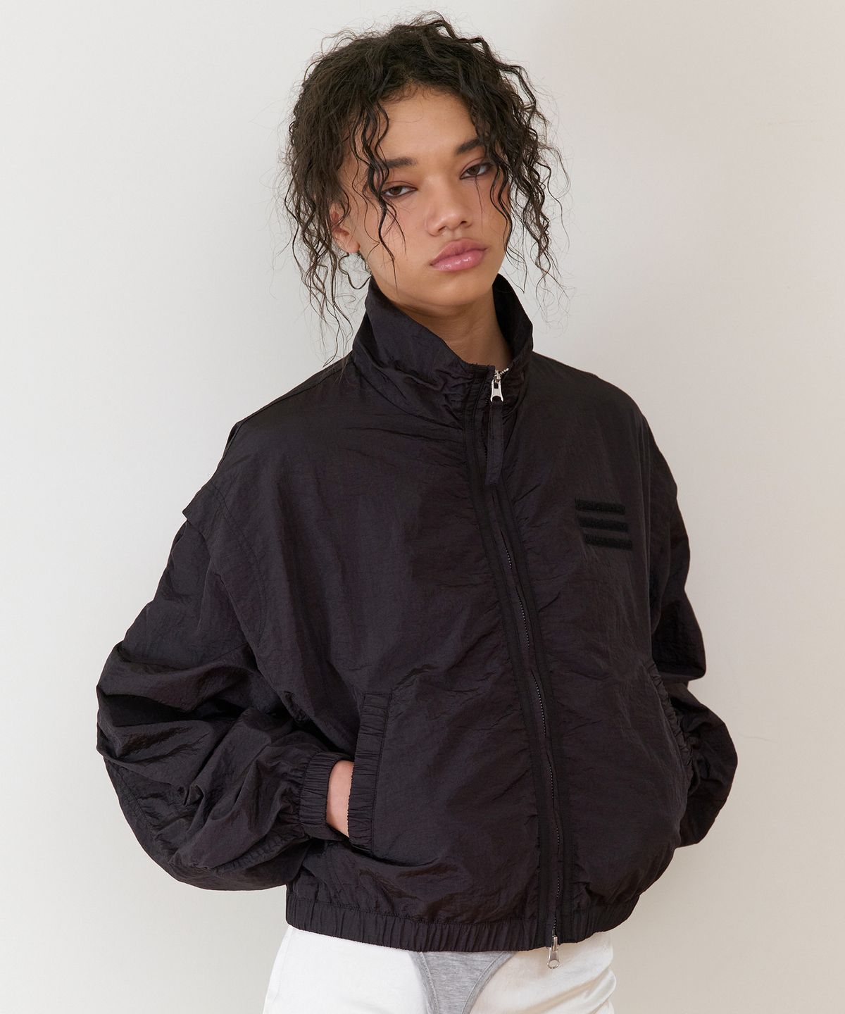 더바이닐하우스(THEVINYLHOUSE) SHIRRING OVER NYLON JACKET BLACK