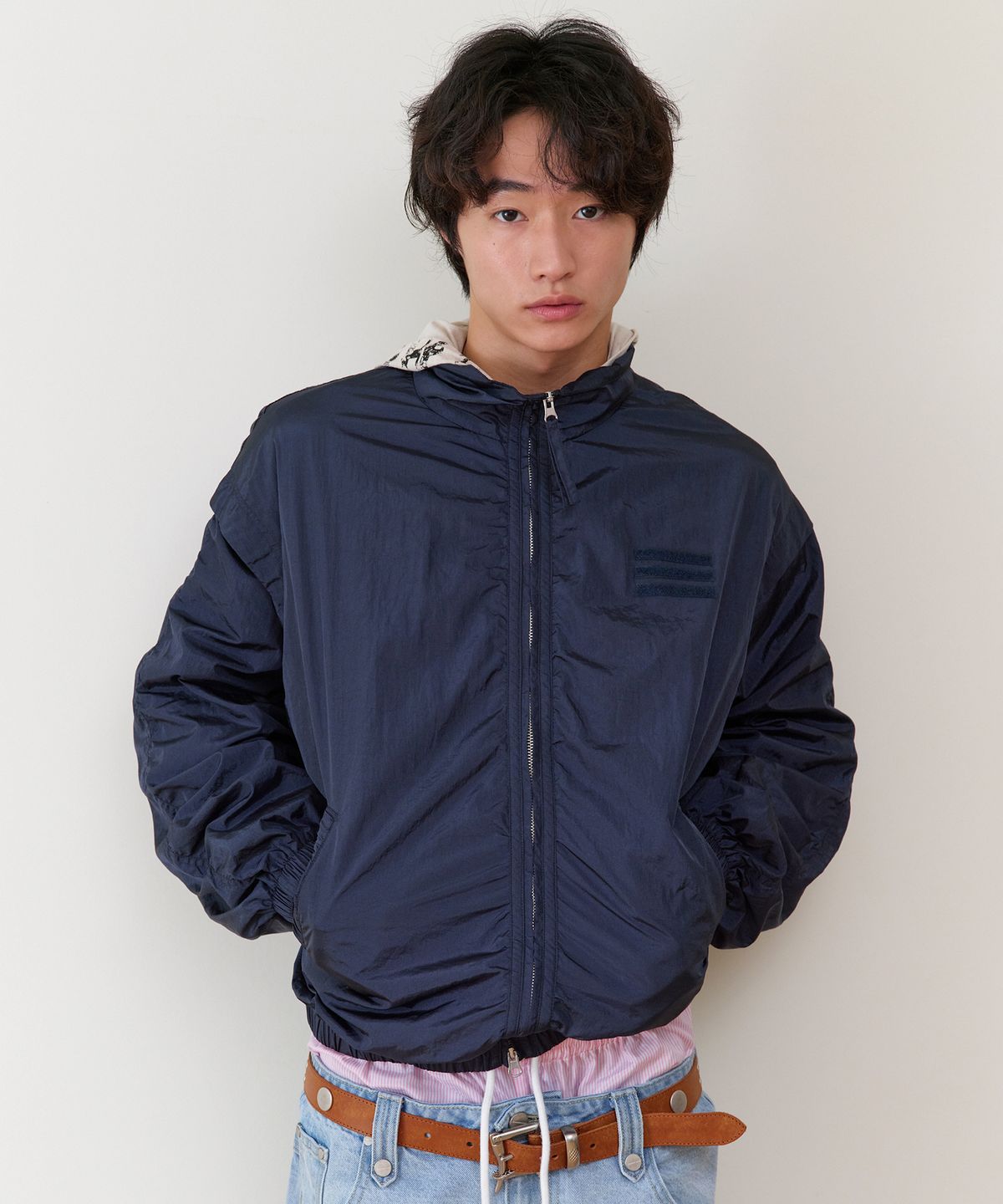 더바이닐하우스(THEVINYLHOUSE) SHIRRING OVER NYLON JACKET NAVY