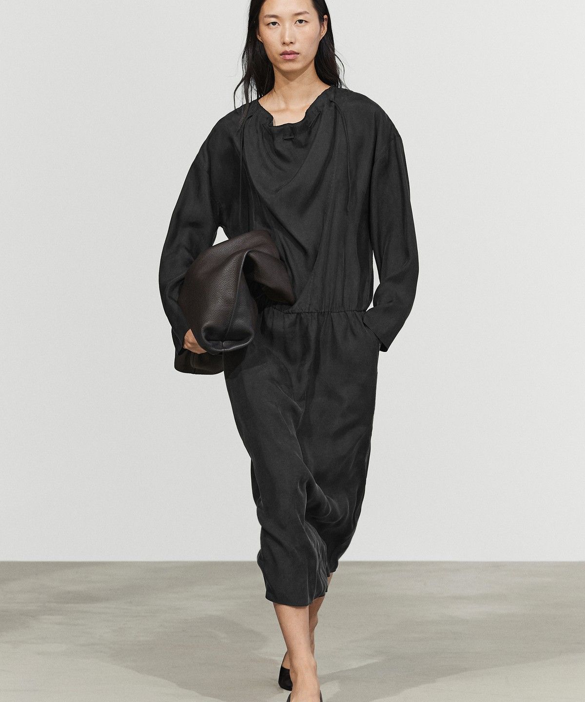 마시모두띠(MASSIMO DUTTI) 네크라인 디테일 플루이드 미디 원피스