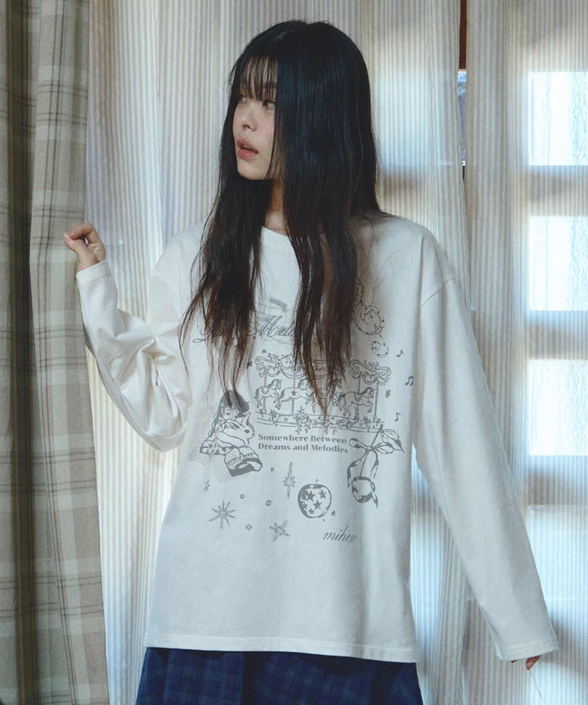 미헤브(MIHEV) 미유 멜로디 그래픽 오버핏 롱슬리브 화이트