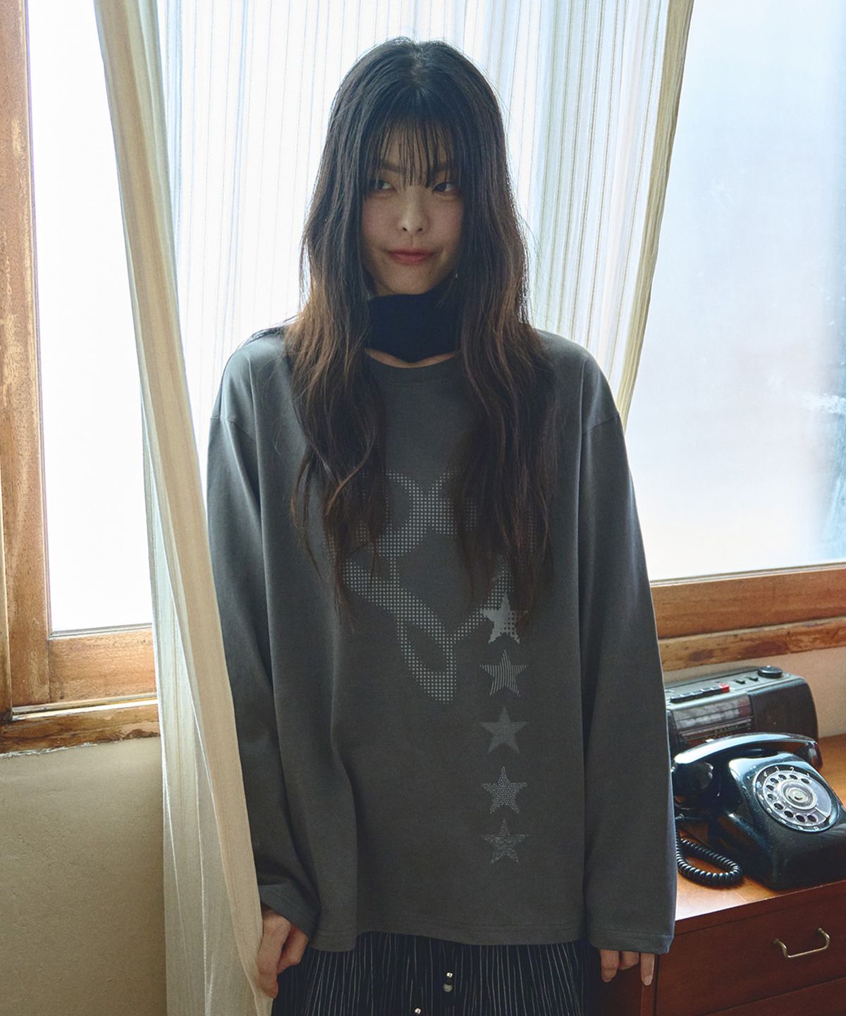 미헤브(MIHEV) 뮤직 노트 그래픽 오버핏 롱슬리브 차콜