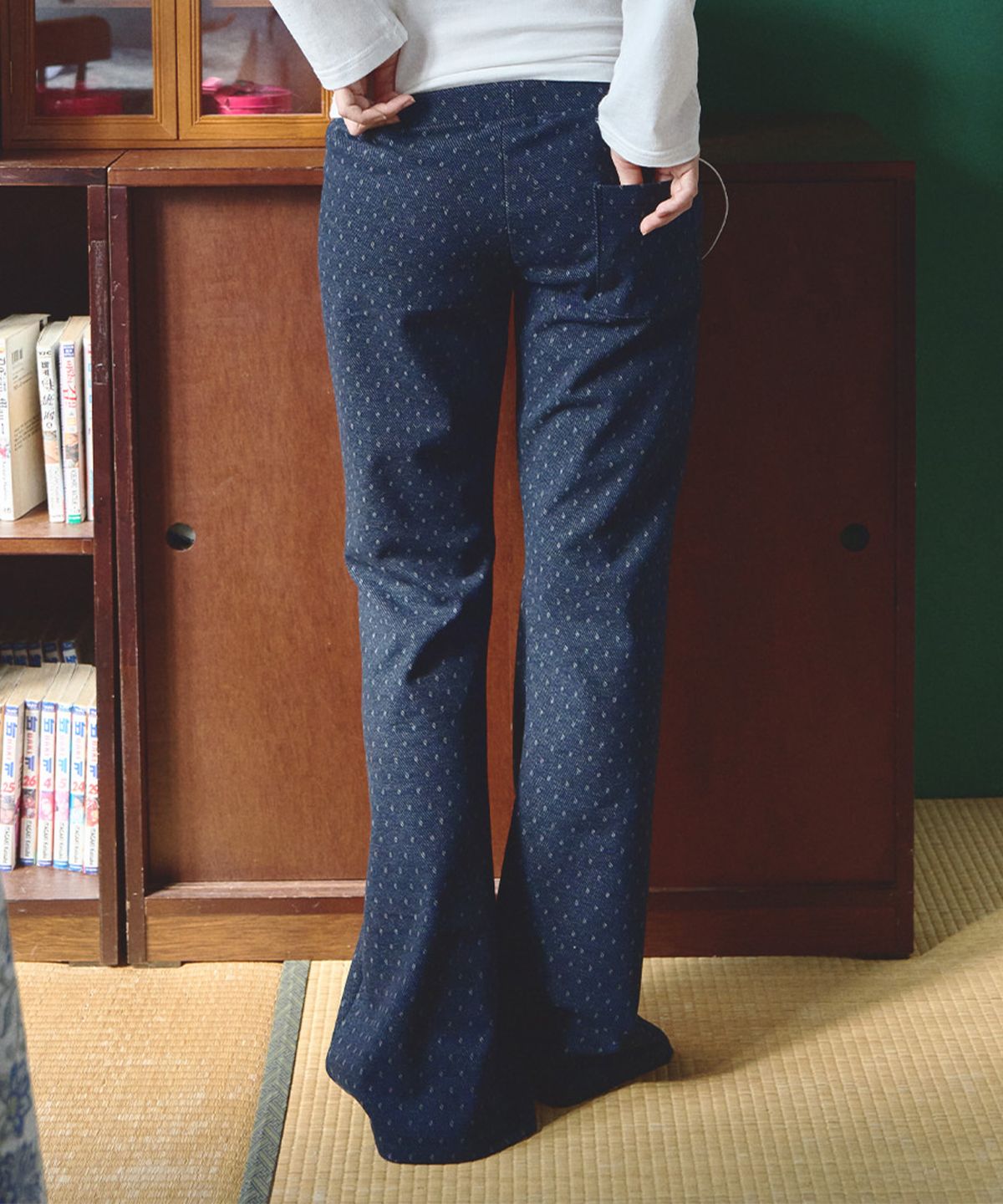 미헤브(MIHEV) 도트 자가드 로우라이즈 부츠컷 팬츠 네이비