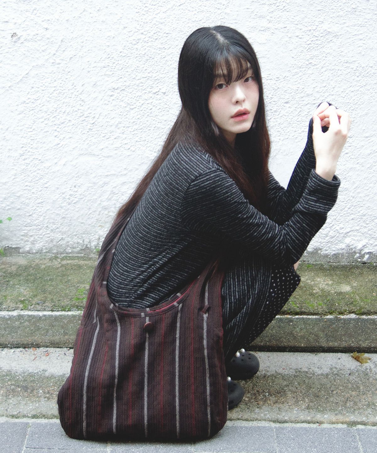 미헤브(MIHEV) 리버시블 스트라이프 호보백 딥브라운