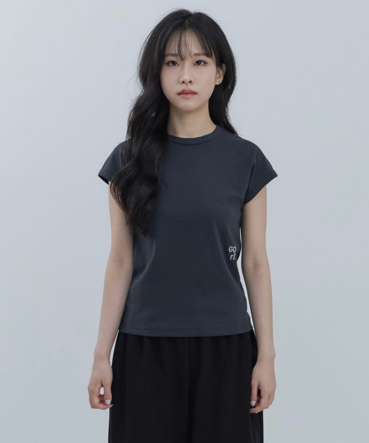 고리(GORI) GOrI Mini Logo Drop-shoulder Sleeveless (charcoal)