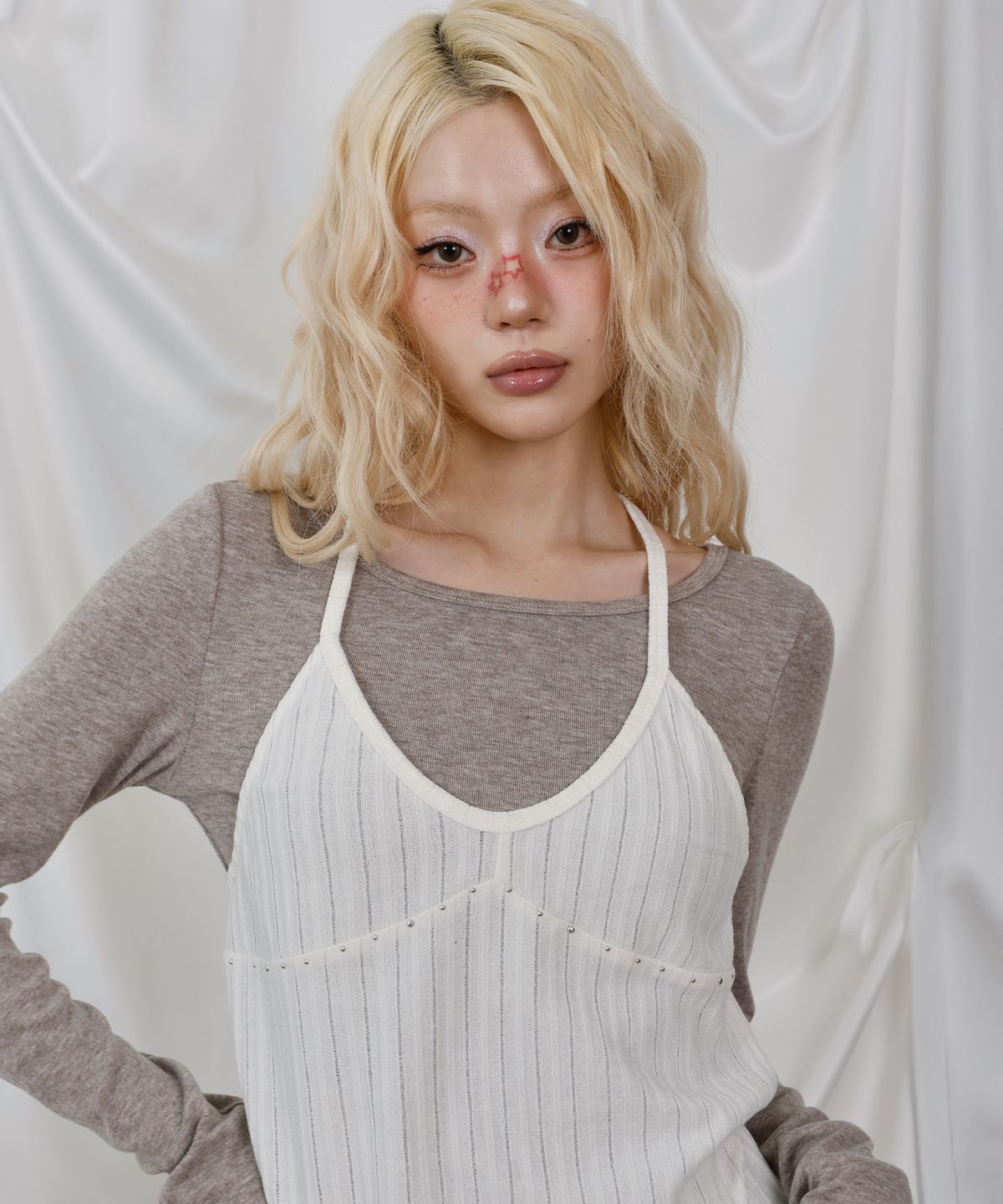 엘엠알(LMR) 스터드 홀터넥 레이어드 긴팔 티셔츠 BEIGE