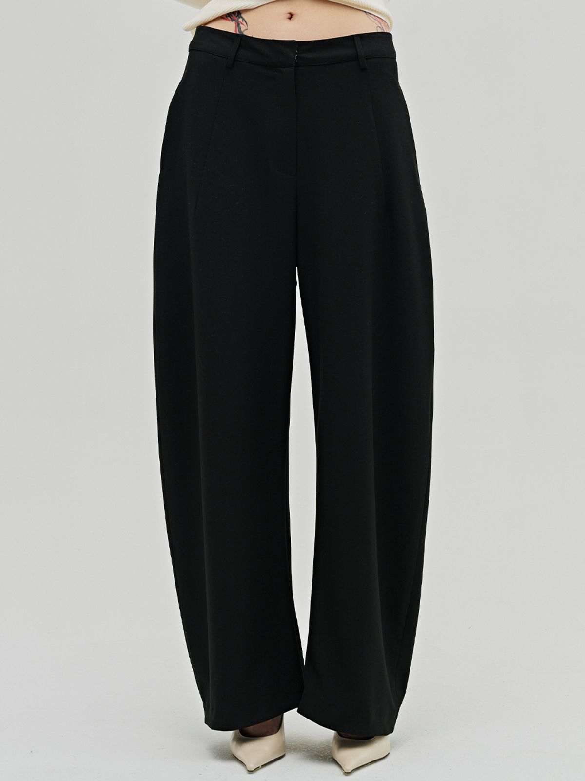 누브(NOUVE) 울 테일러드 커브드 팬츠 - 블랙 / Wool Tailored Curved Pants - Black