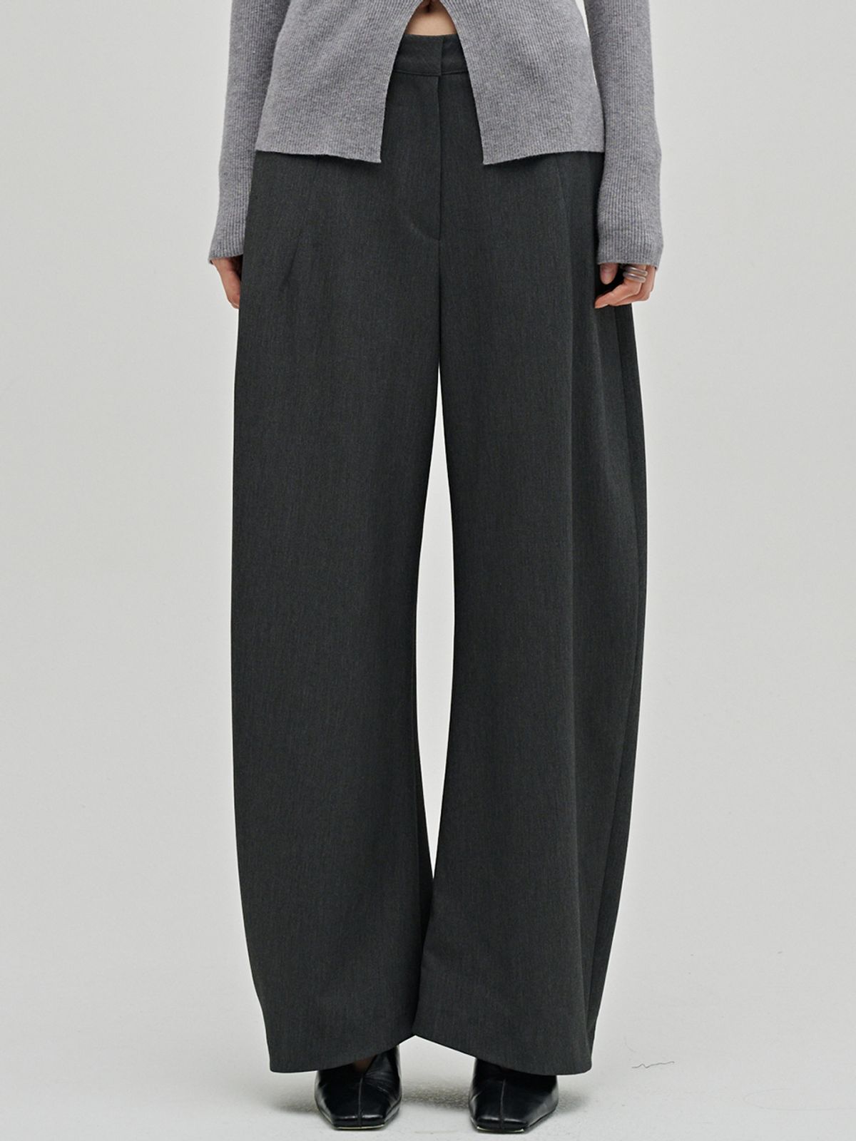 누브(NOUVE) 울 테일러드 커브드 팬츠 - 다크 그레이 / Wool Tailored Curved Pants - D.Gray
