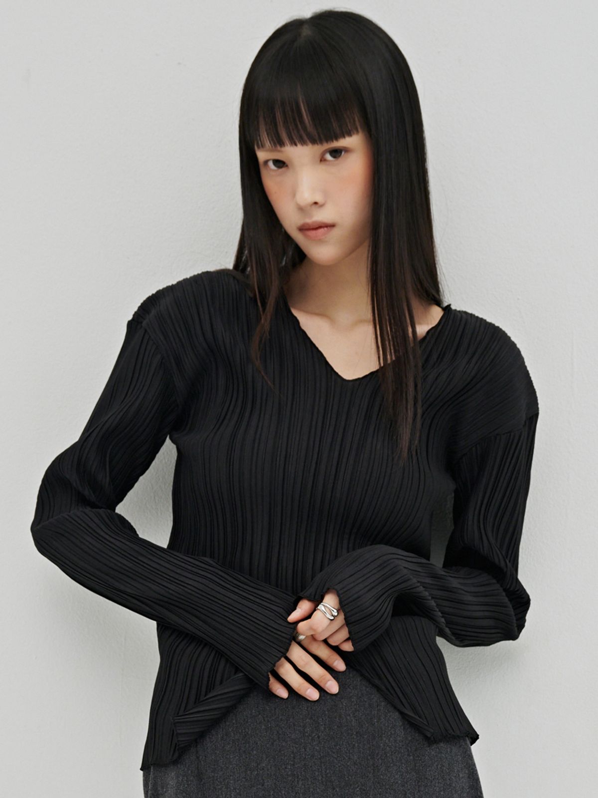 누브(NOUVE) 브이넥 플리츠 블라우스 - 블랙 / V-Neck Pleated Blouse - Black