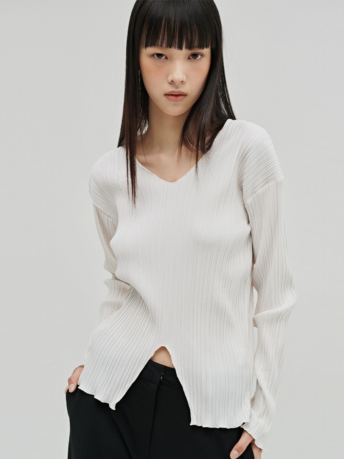 누브(NOUVE) 브이넥 플리츠 블라우스 - 아이보리 / V-Neck Pleated Blouse - Ivory
