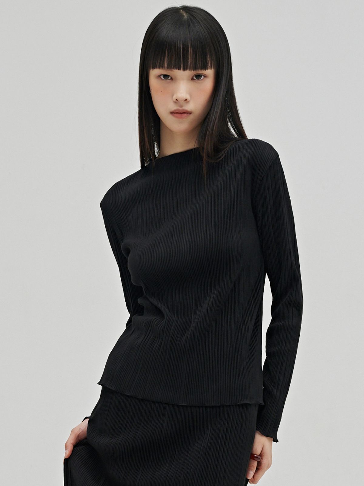 누브(NOUVE) 플리츠 모크넥 롱슬리브 티셔츠 - 블랙 / Pleated Mock Neck Long Sleeve T-Shirt - Black