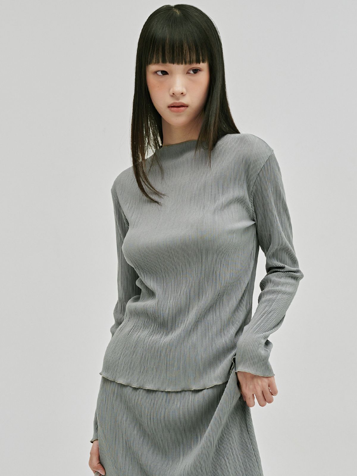 누브(NOUVE) 플리츠 모크넥 롱슬리브 티셔츠 - 라이트 그레이 / Pleated Mock Neck Long Sleeve T-Shirt - L.Gray