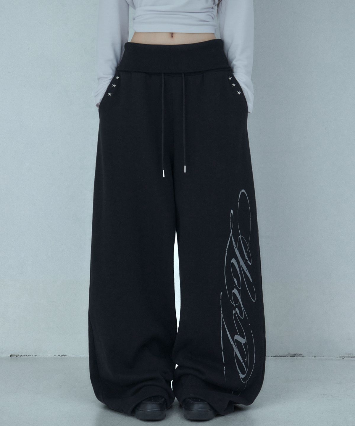 루프(LOOXP) 그래픽 리벳 폴딩 트레이닝 와이드 롱팬츠 블랙