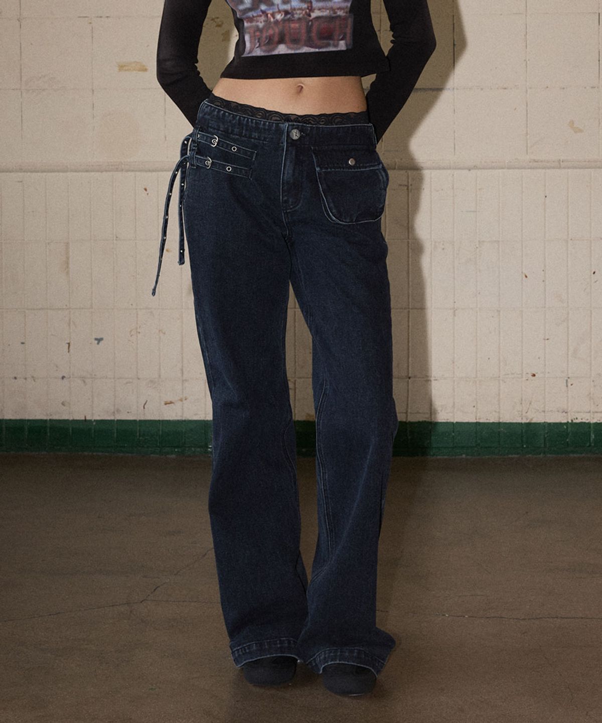 노 엑스트라 터치(NO EXTRA TOUCH) Eyelet Strap Pocket Low Wide Denim (Dark Blue) / 26FWPT004DB