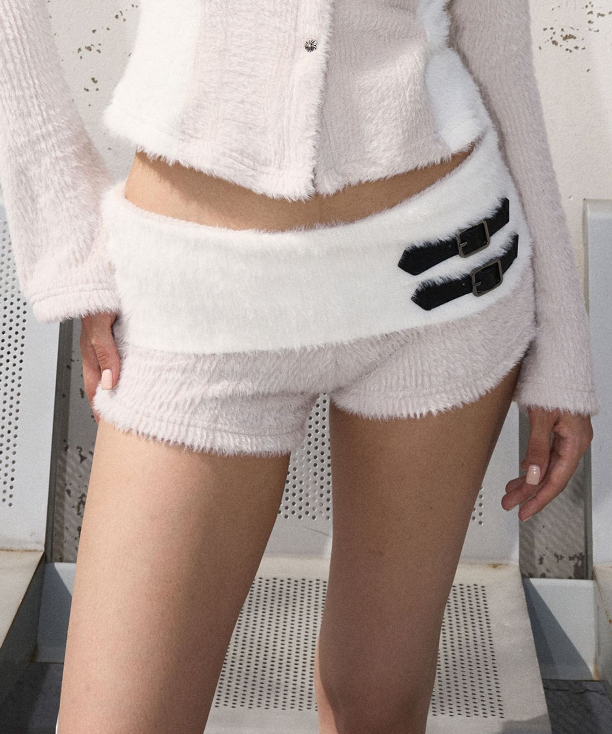 노 엑스트라 터치(NO EXTRA TOUCH) Hairy Fur Belted Micro Shorts (Pink) / 26FWSP001PI