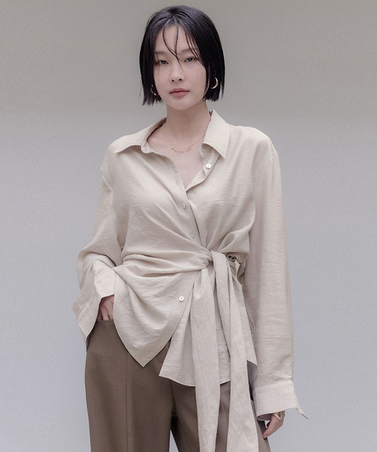 메무아(MEMUA) 베론 링클 스트랩 블라우스(베이지)