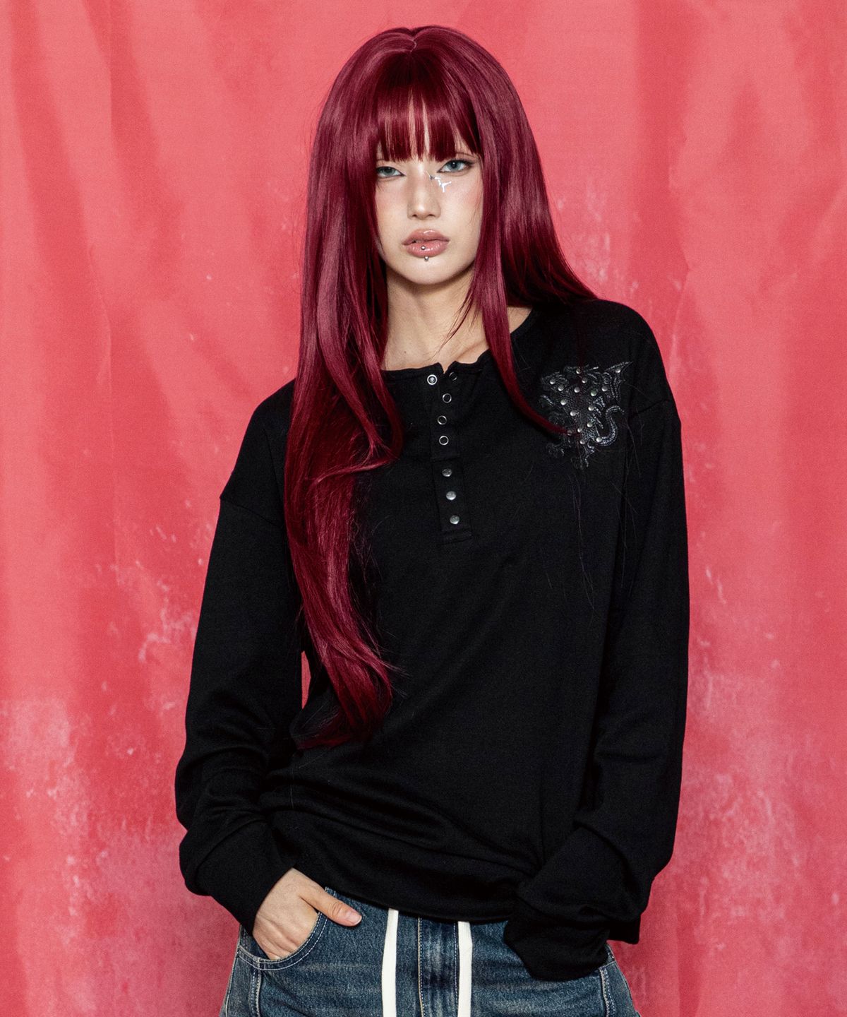 글랙(GLACK) GNT081 키메라 아플리케 스터드 레귤러핏 헨리넥 롱슬리브 (BLACK)