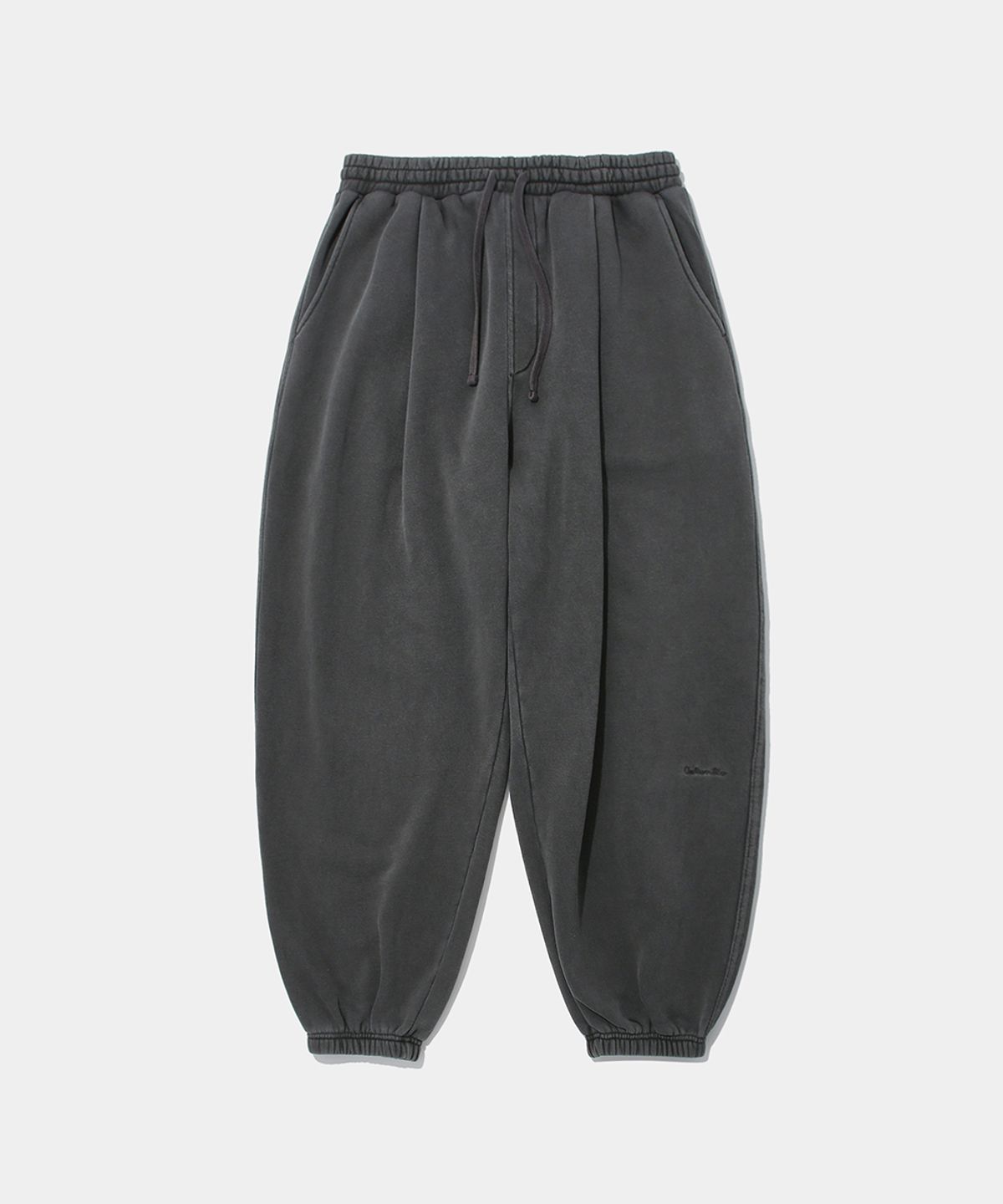 컬럼비아 유니버시티(COLUMBIA UNIVERSITY) TINY SCRIPT DYED FLEECE WIDE JOGGER SWEATPANTS_CHARCOAL
