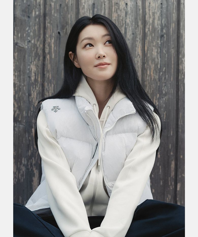 [시바타히카리 착용] 에센셜 숏 푸퍼 컴포트핏 다운 베스트 패턴 SR423UDVO1