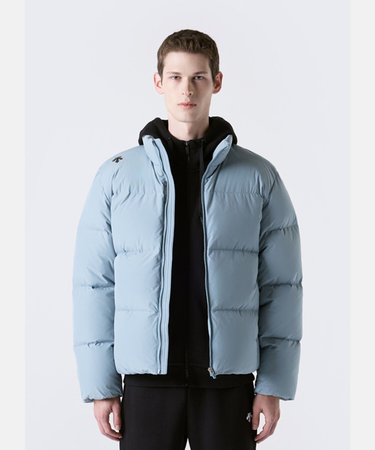 데상트(DESCENTE) 에센셜 숏 푸퍼 컴포트핏 다운 자켓 스카이 블루 SR423UDJO1