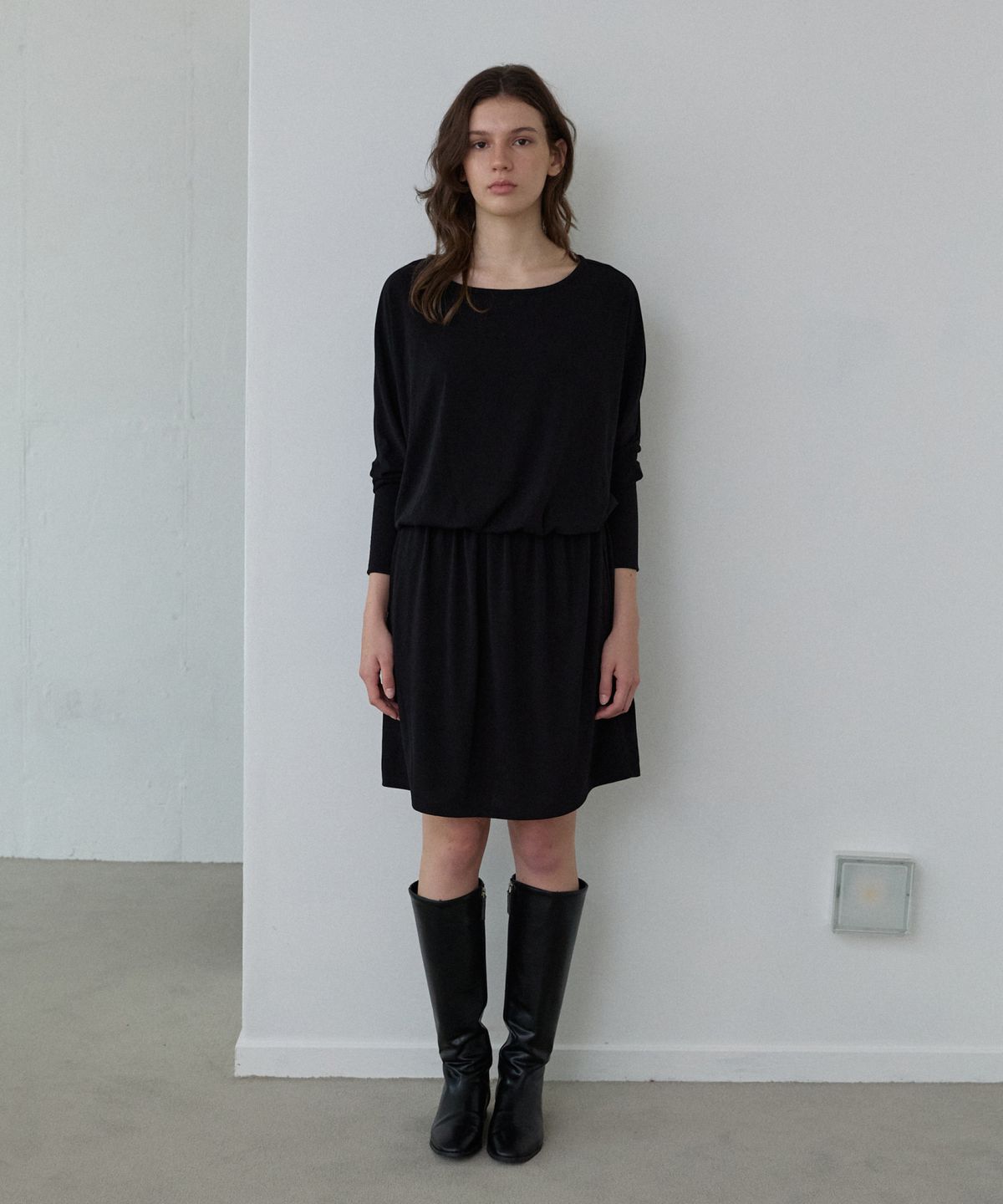 위오이(WIOE) Drape Shirring Mini Dress_Black