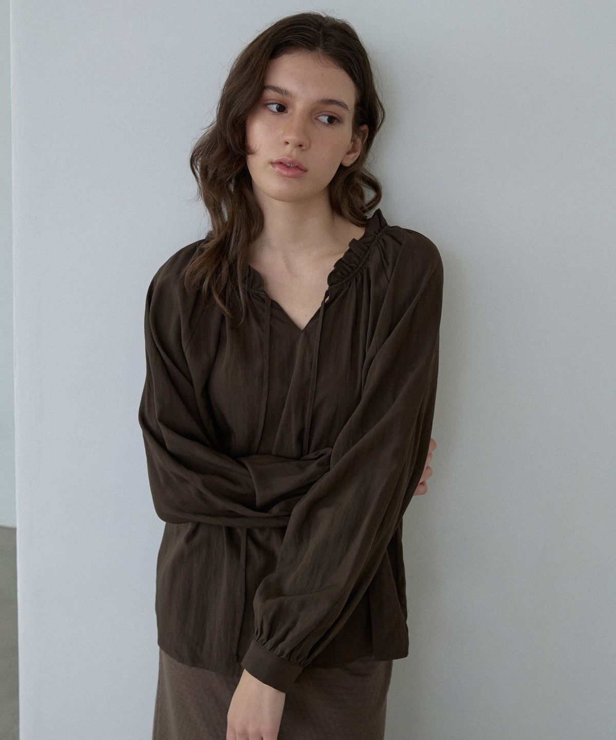 위오이(WIOE) Shirred Ribbon Tie Blouse_Choco Brown