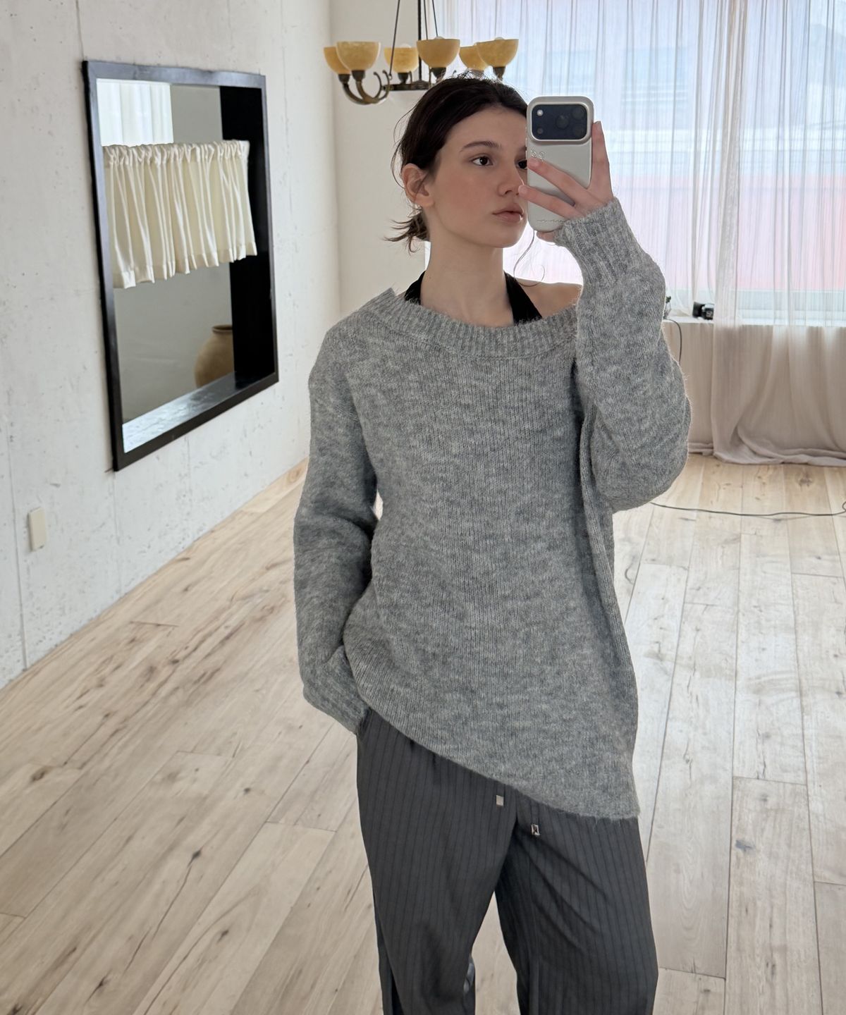 위오이(WIOE) Soft Off-Shoulder Knit_Grey