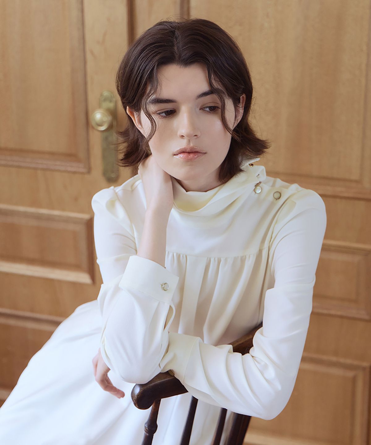 아이스가든에이오공팔(ICE GARDEN A.508) High-neck Scarf Detail Blouse_Beige