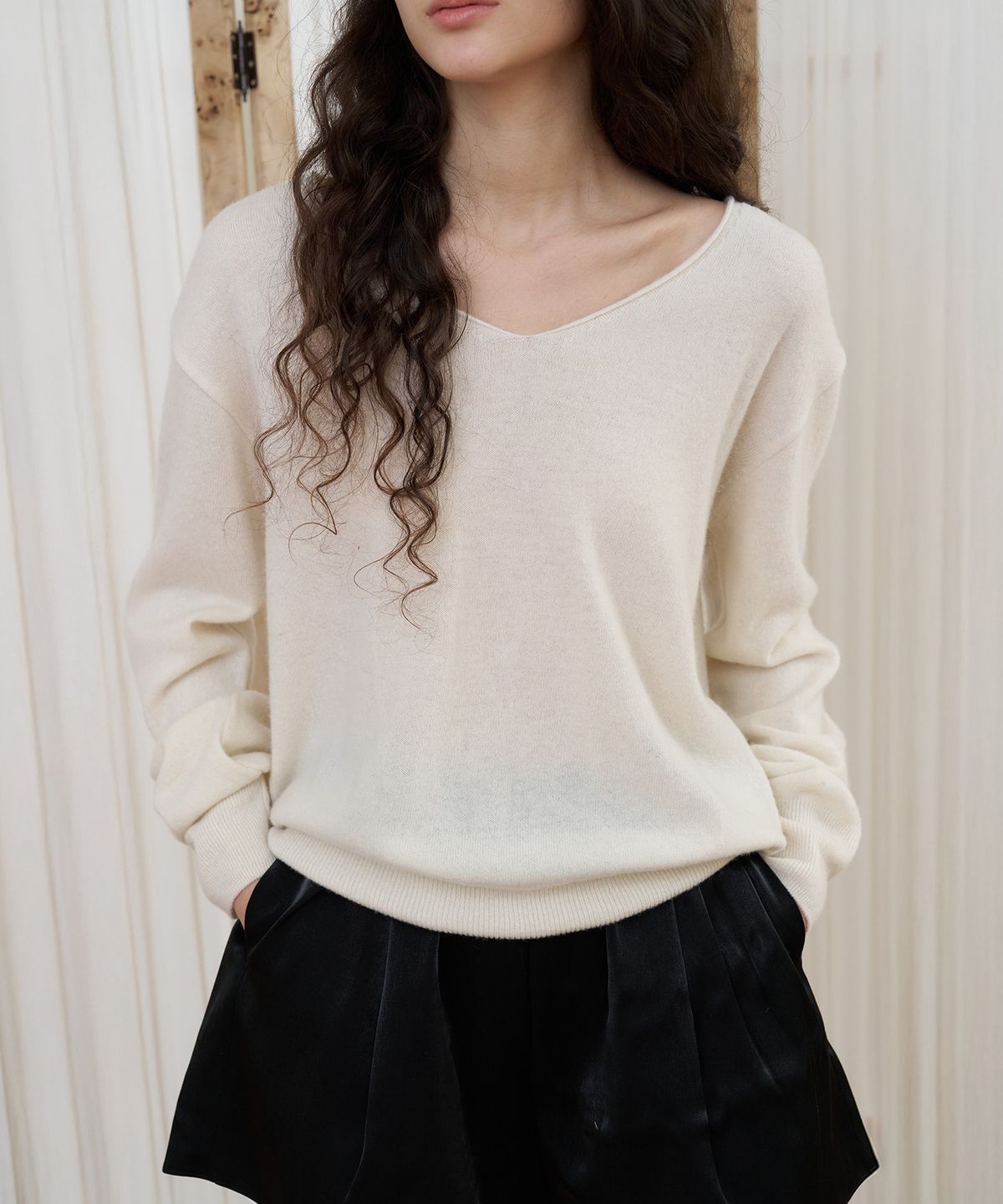 포에트서울(POETSEOUL) SIGN V-NECK KNIT_ivory