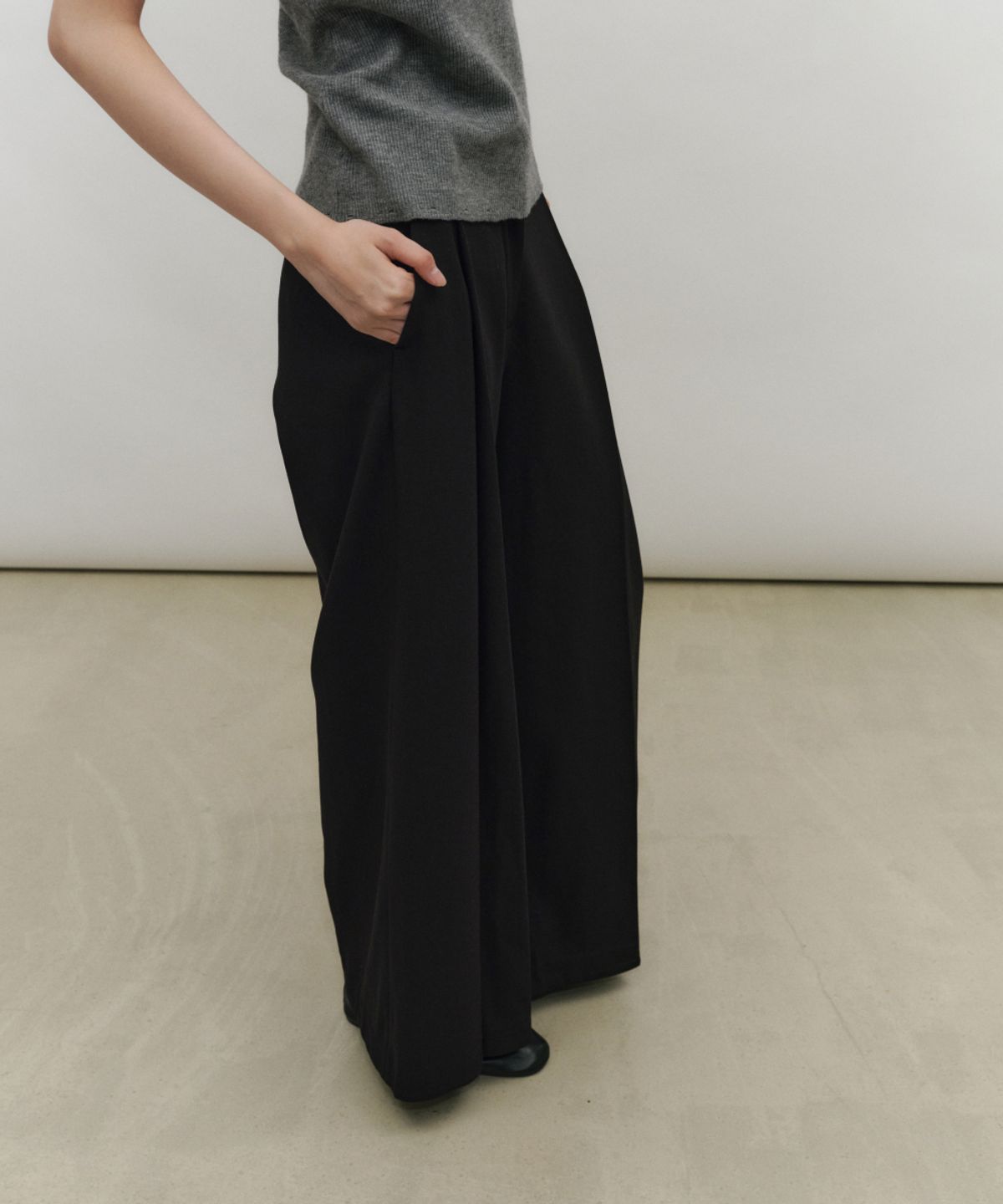 로우타이드(LOW TIDE) TAILORED TUCK PANTS [BLACK]