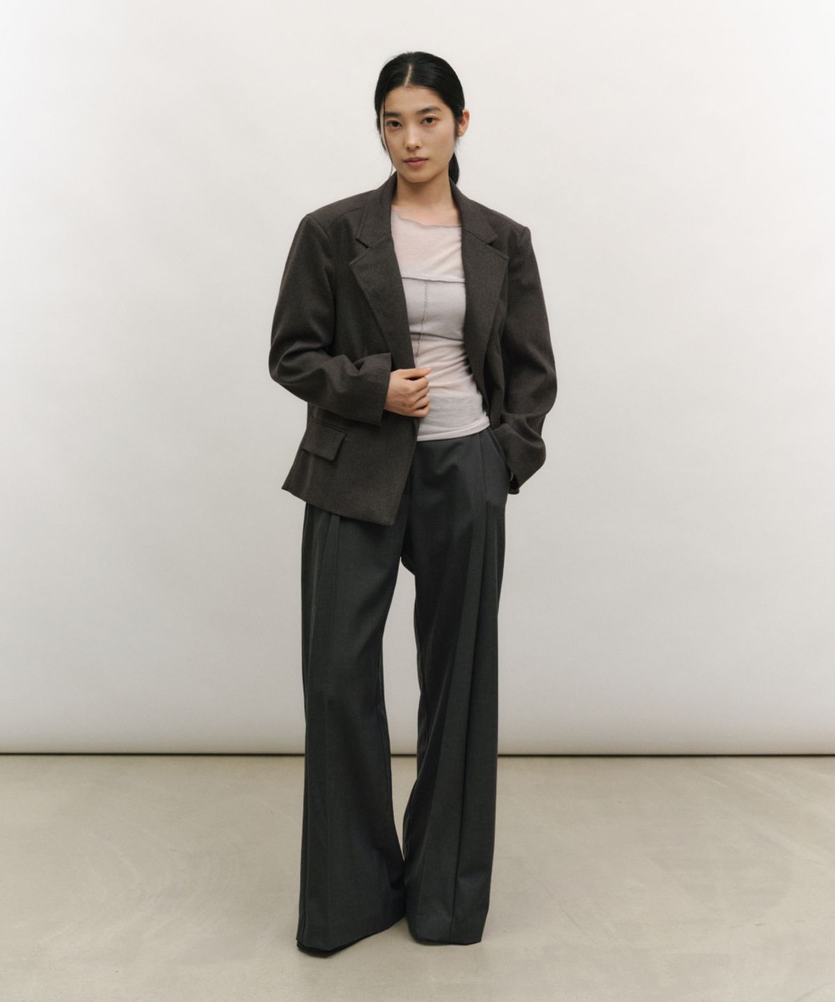 로우타이드(LOW TIDE) TAILORED TUCK PANTS [CHARCOAL]