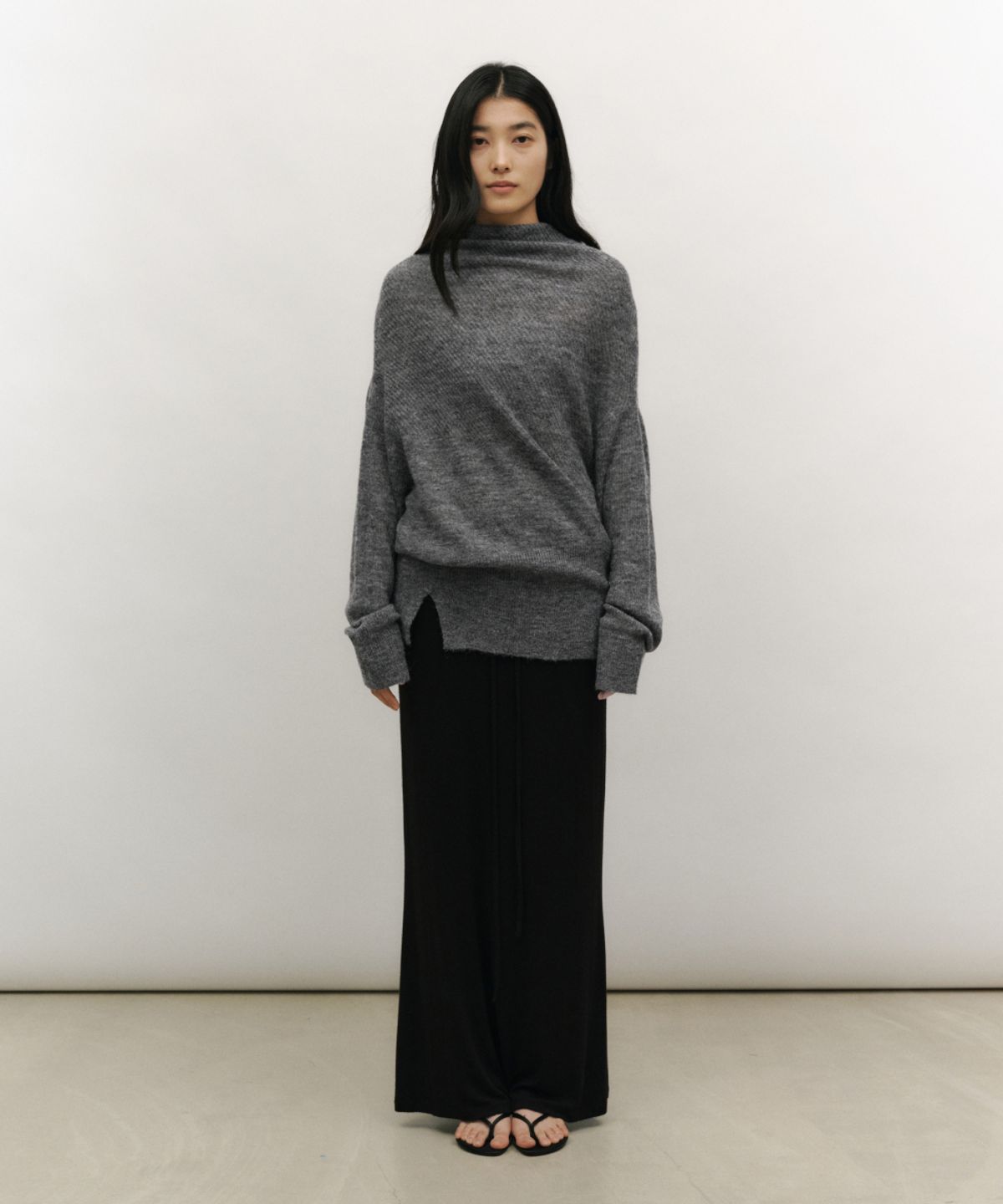 로우타이드(LOW TIDE) RELAXED OFF-SHOULDER KNIT [CHARCOAL]