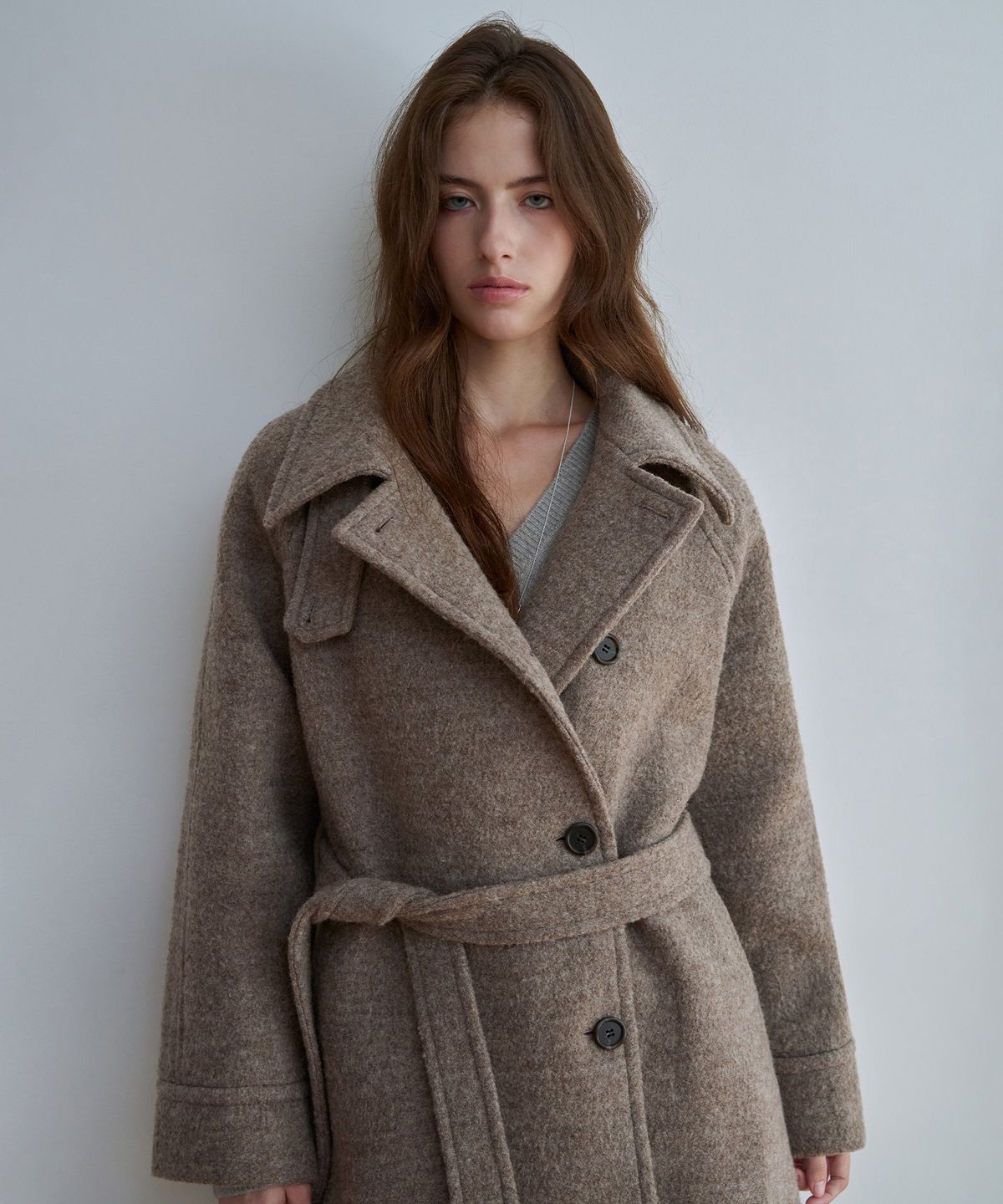 키야모(KEYAMO) 누아 부클 하이넥 벨티드 하프 코트_Taupe Beige