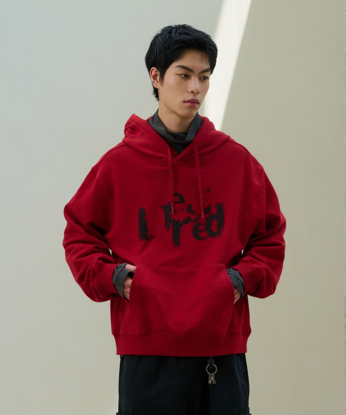 데시레드(DESIRED) 페이드 텍스트 후드 티셔츠-FESK5104B07