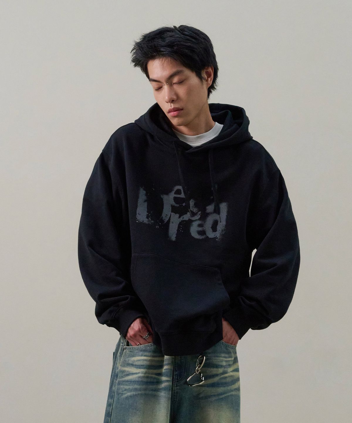 데시레드(DESIRED) 페이드 텍스트 후드 티셔츠-FESK5104B03