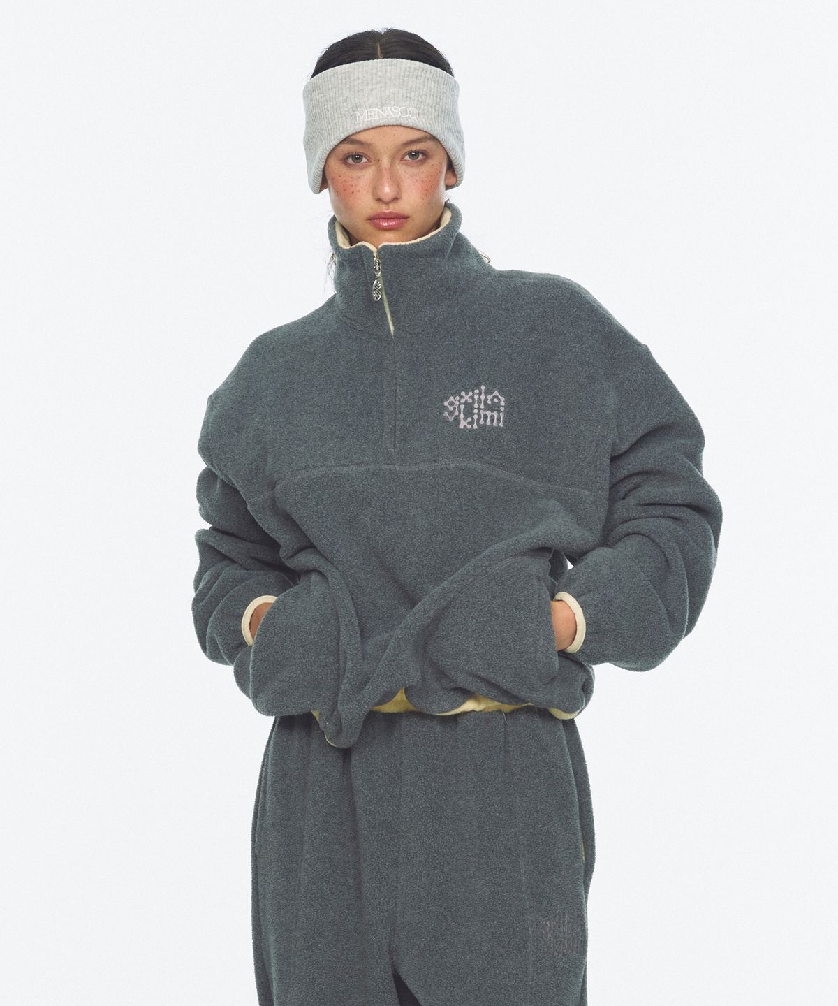 미나수(MENASOO) Two Tone Warm Fleece Half Zip Pullover_Charcoal