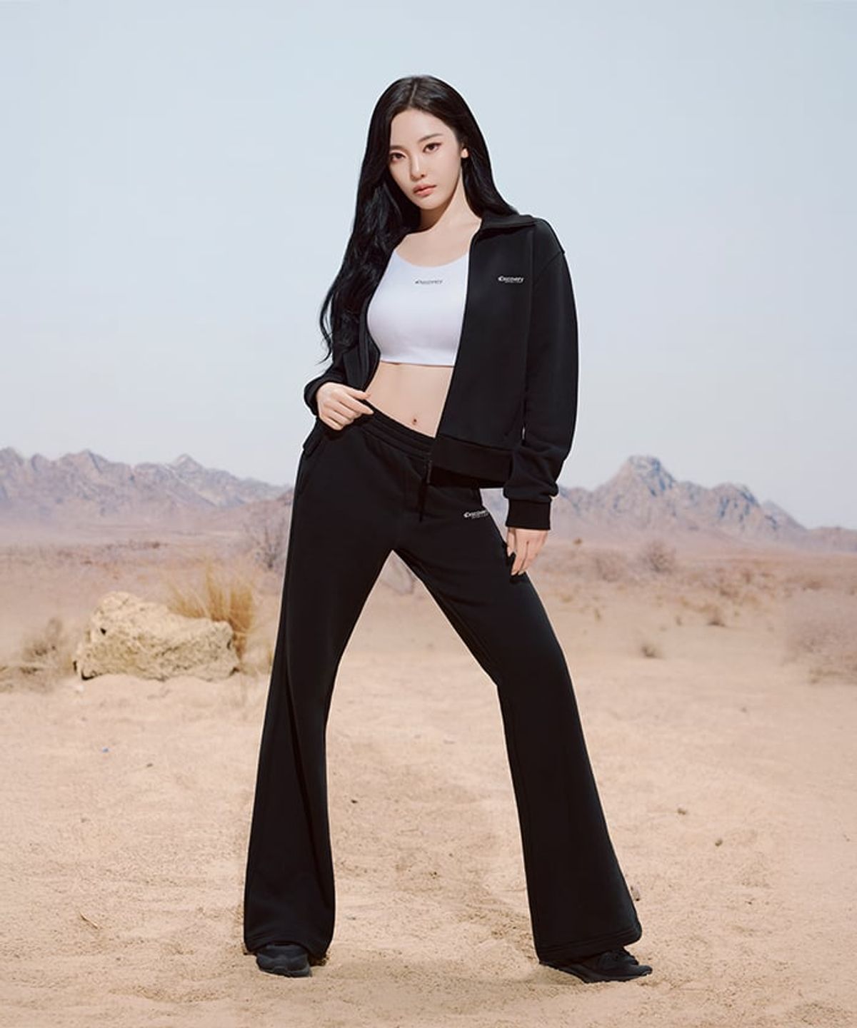디스커버리 익스페디션(DISCOVERY EXPEDITION) 여성 조직 니트 트레이닝 세미와이드 팬츠 (BLACK)