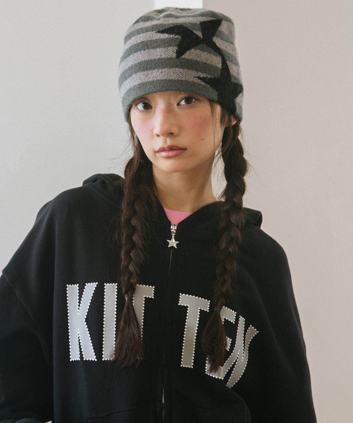 카비시(CAVISH) STRIPED TWIN STAR BEANIE BLACK(CV2GFUAB30A)