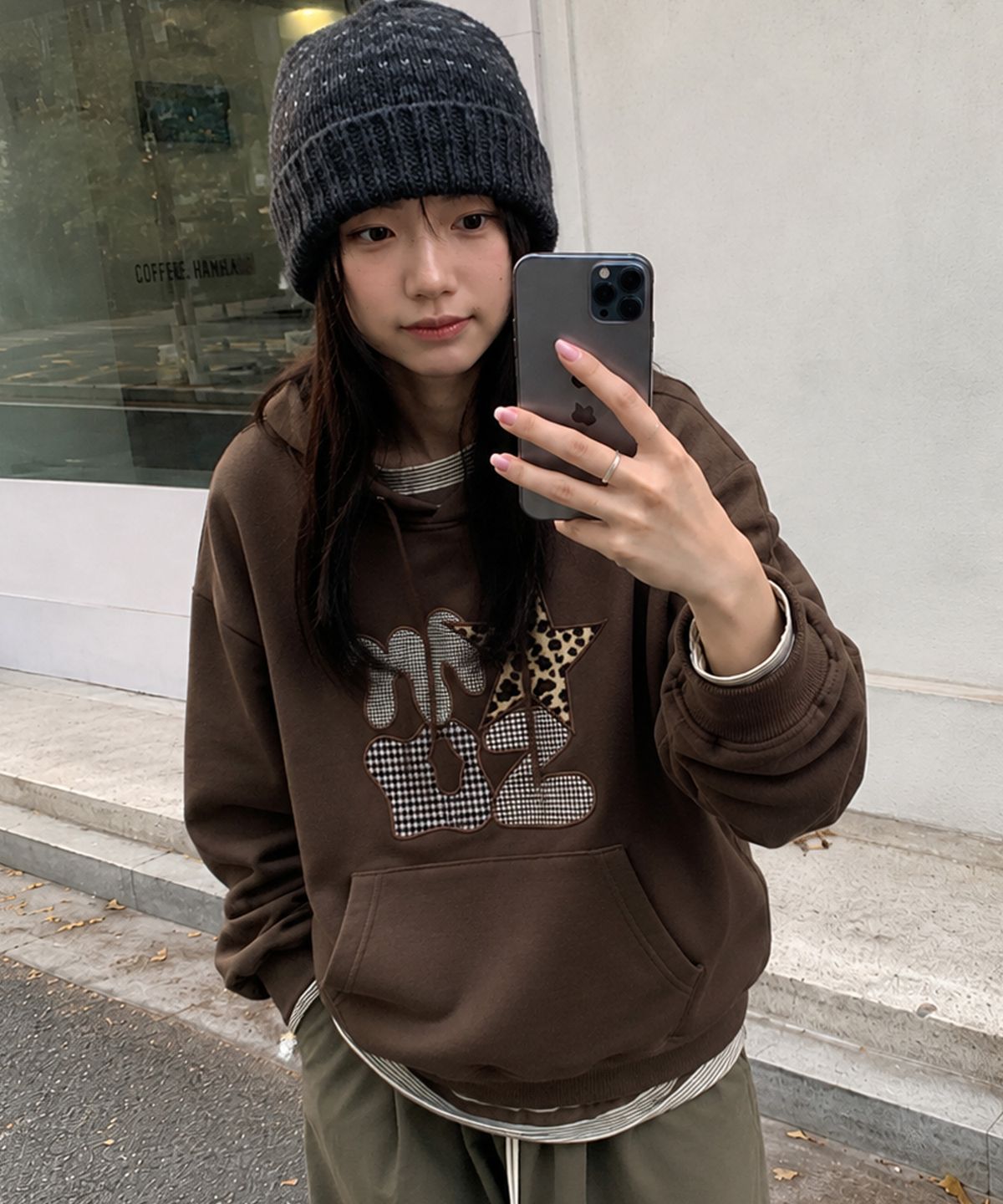 모즈모즈(MOZMOZ) 믹스패턴 레오파드 패치 오버핏 후드 브라운