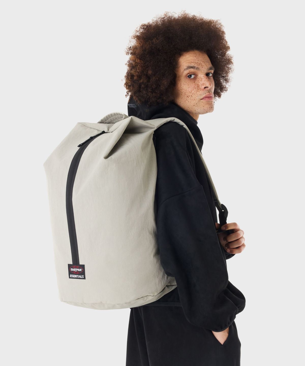 이스트팩(EASTPAK) 이스트팩 X 에센셜 스포츠 더플 Cement