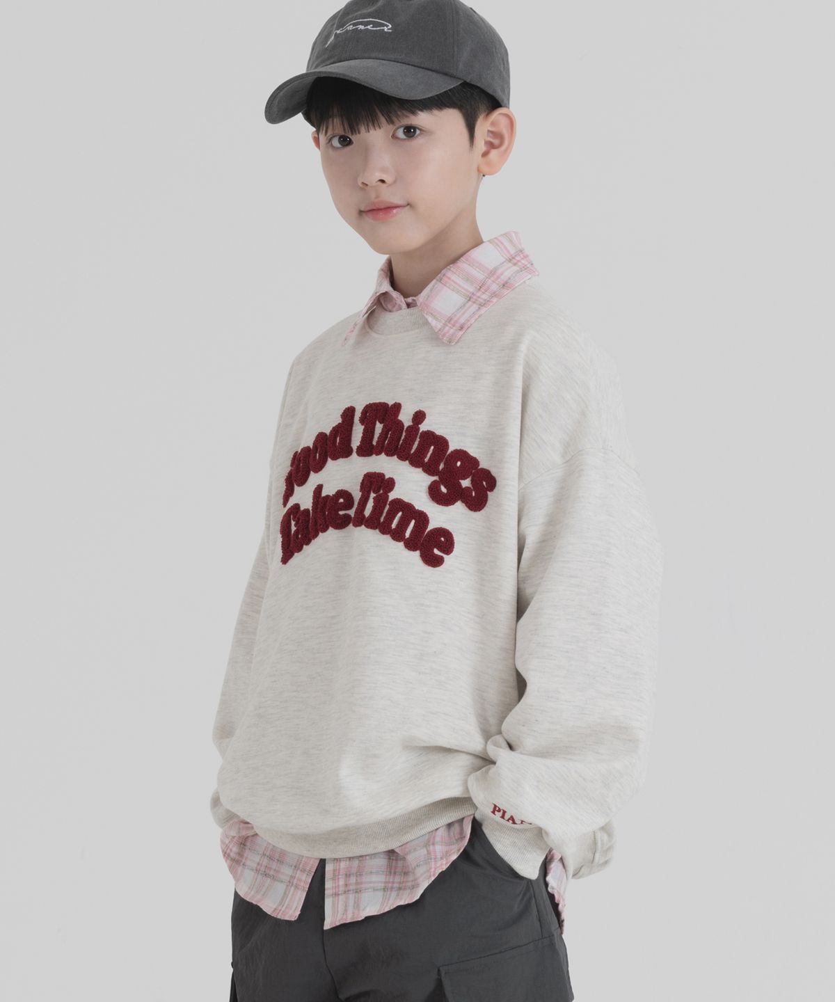 피아네르 키즈(PIANER KIDS) 부클 자수 오버핏 맨투맨 (오트밀)