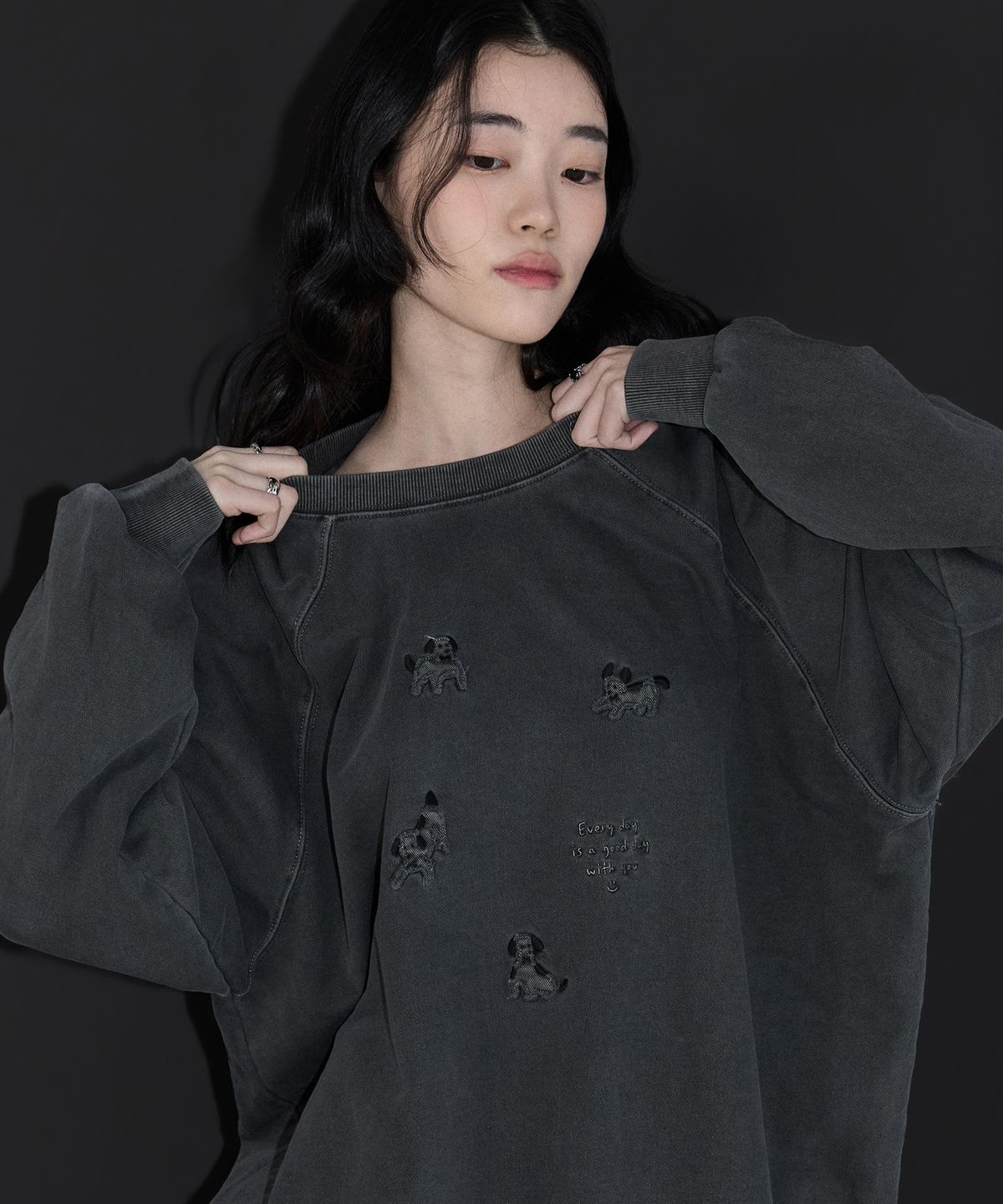 꼼파뇨(CPGN STUDIO) 해피퍼피 패치 피그먼트 레글런 맨투맨 스모크블랙