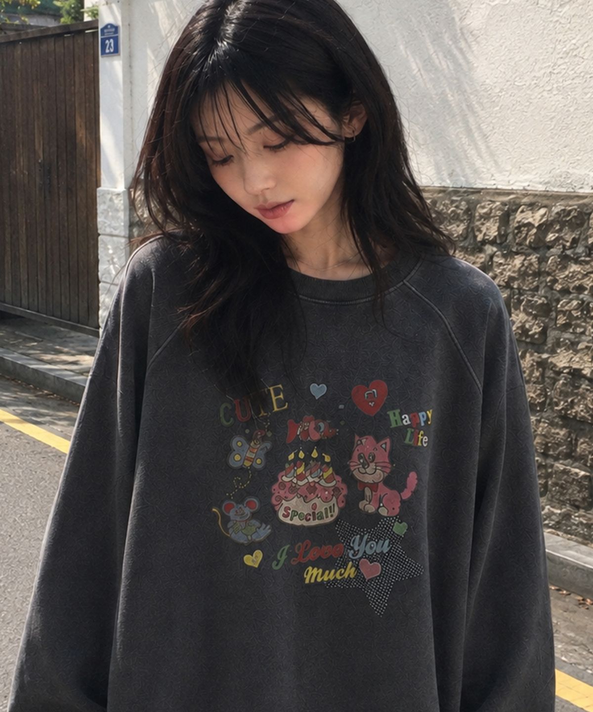 꼼파뇨(CPGN STUDIO) 러브 프렌즈 피그먼트 레글런 맨투맨 스모크블랙