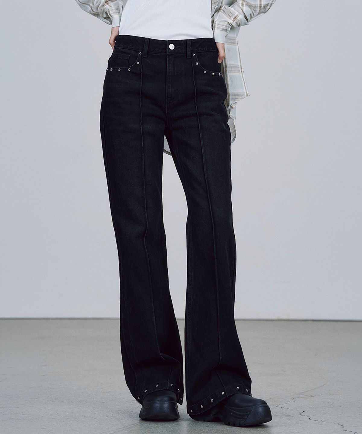 솔티페블(SALTY PEBBLE) STUDDED BOOTCUT JEANS [BLACK]