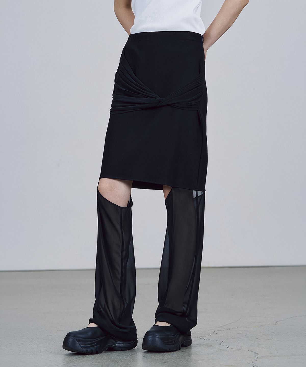 솔티페블(SALTY PEBBLE) STRAP SKIRT PANTS [BLACK]