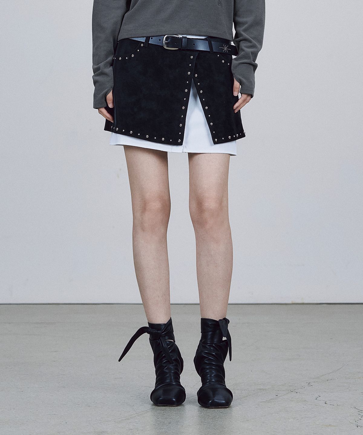 솔티페블(SALTY PEBBLE) STUDDED SUEDE SKIRT [BLACK]