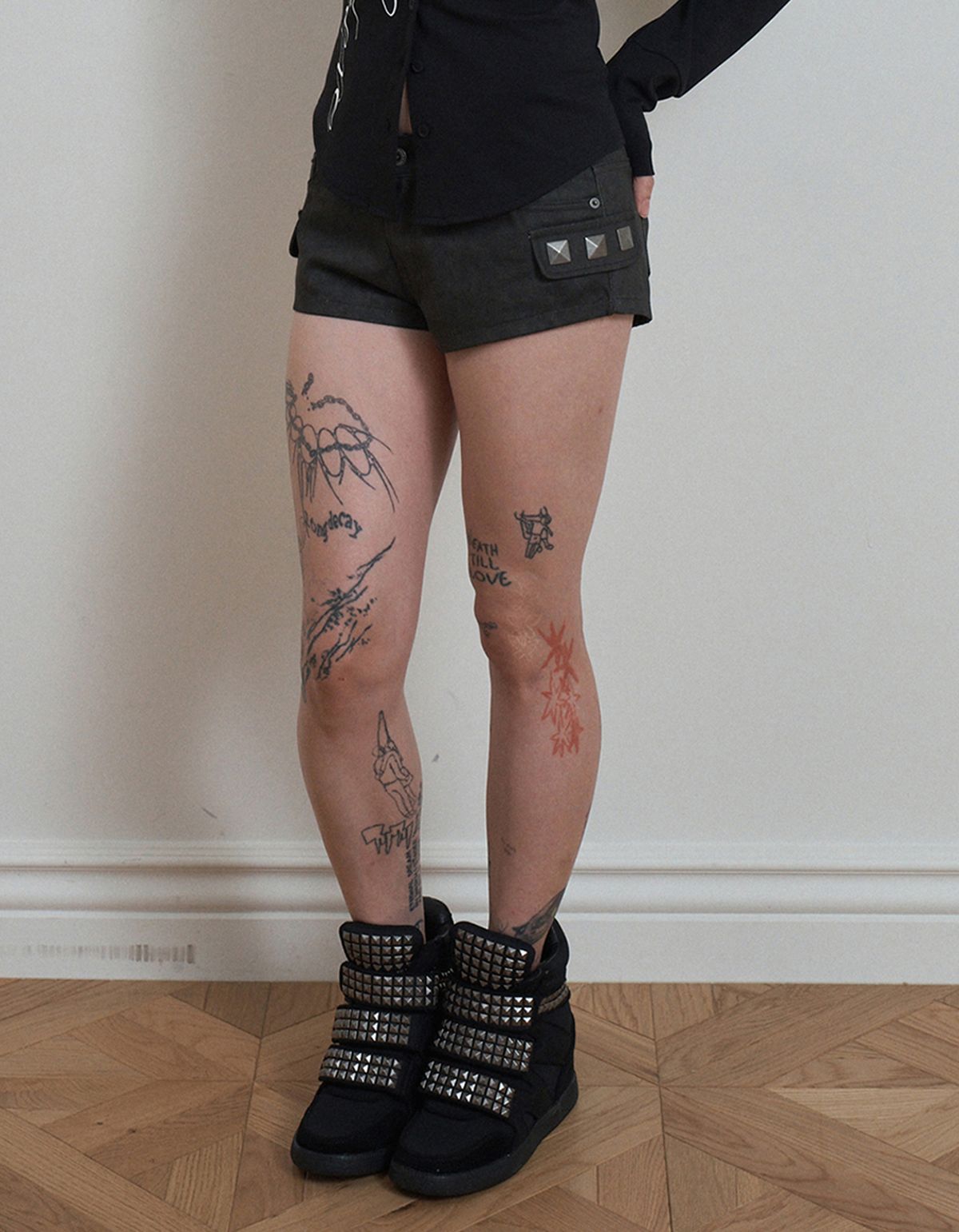 셋업이엑스이(SETUP-EXE) SQUARE STUDDED SHORTS / DARK BROWN