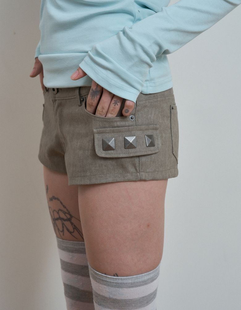 SQUARE STUDDED SHORTS / BEIGE